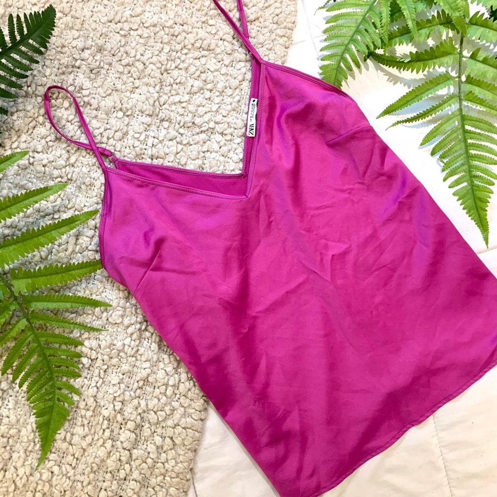 ✨ 3 for 20$ ✨ Magenta satin double Vneck Tank top